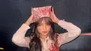 Halloween belum berakhir untuk Fuji. Setelah muncul dengan pakaian old school dan polwan, kali ini, perempuan 22 tahun itu tampil dengan kostum yang lebih “menyeramkan”. [@fuji_an].