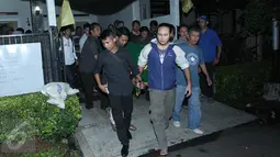 Sejumlah kerabat menggotong keranda berisi jenazah musisi senior Deddy Dores untuk dimasukkan ke dalam ambulans di rumah duka di kawasan Bintaro, Tangerang, Selasa (17/5). Deddy Dores akan dimakamkan di Sumedang, Jawa Barat. (Liputan6.com/Andi Jatmiko)