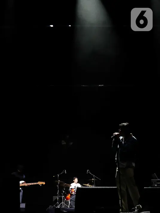 Selanjutnya, Juicy Luicy membawakan beberapa lagu hits mereka, seperti “Bukan Orangnya” dan “Terlalu Tinggi”. (Liputan6.com/Herman Zakharia)