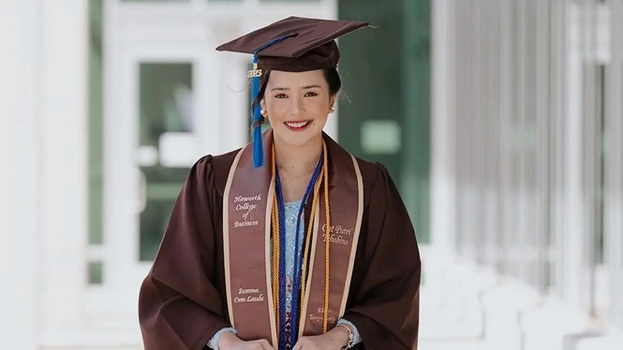 8 Potret Beby Tsabina Lulus dari Western Michigan Univeristy, Menawan dengan Kebaya