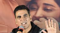 Aktor Bollywood Akshay Kumar memberikan keterangan selama acara promosi film terbarunya 'Raksha Bandhan' di Kolkata (8/8/2022). Film Raksha Bandhan dijadwalkan untuk rilis teater pada 18 Agustus 2022. (AFP/Dibyangshu Sarkar)