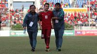 Momen saat pelatih Indra Sjafri menenangkan gelandang timnas Indonesia U-19, Egy Maulana Vikri. Indonesia gagal ke final Piala AFF U-18 2017 setelah kalah 2-3 dalam adu penalti dari Thailand. (Liputan6.com/Yoppy Renato)