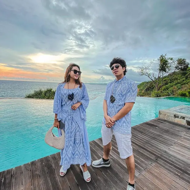6 Gaya Kasual Atta Halilintar dan Aurel Hermansyah, Pengantin Baru yang Couple Goals Banget