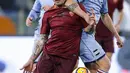 Pemain AS Roma, Radja Nainggolan (kiri) berusaha melewati hadangan pemain Sampdoria, Luca Cigarini (kanan) pada laga Coppa Italia di di Roma Olympic stadium, Kamis (19/1/2017). Roma menang 4-0. (Angelo Carconi/ANSA via AP)