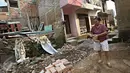 Warga mengumpulkan batu bata  di bantaran Kali Ciliwung, Jakarta, Senin (11/1/2016). Jelang eksekusi yang akan dilakukan Pemprov DKI, warga mengambil  barang bangunan yang masih bisa dimanfaatkan kembali. (Liputan6.com/Immanuel Antonius)