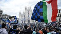 Para pendukung dan fans Inter Milan mengibarkan bendera dan memadati kawasan Piazza Duomo, Milan, Minggu (2/5/2021) merayakan kepastian Inter Milan merebut gelar juara Scudetto Liga Italia 2020/2021. (AFP/Piero Cruciati)