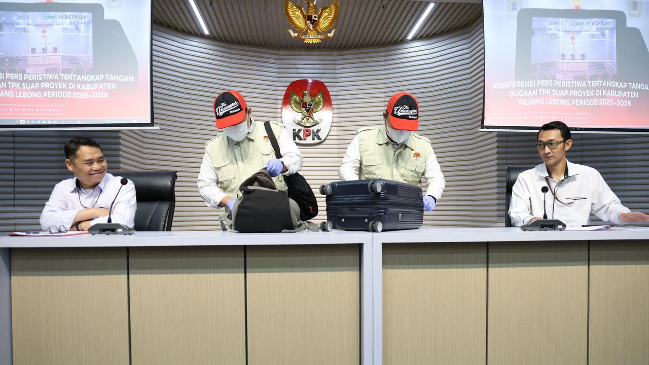 FOTO: KPK Tunjukkan Barang Bukti Uang Tunai Hasil OTT di Bengkulu
