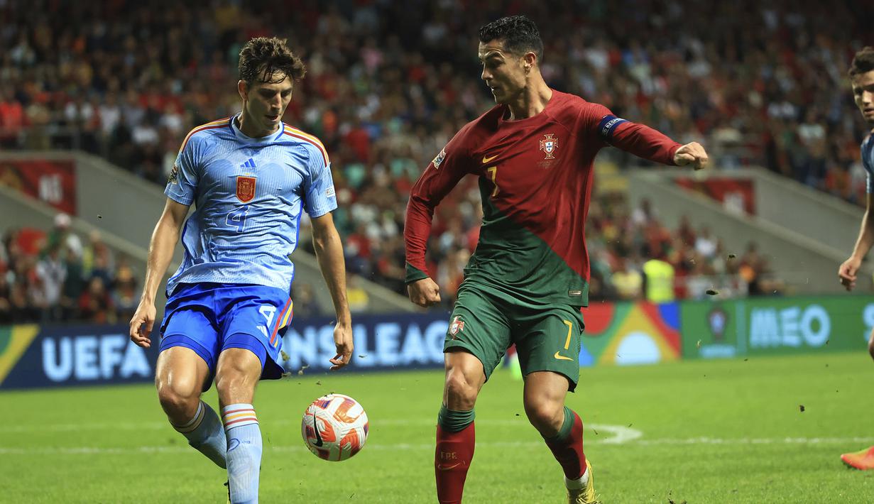 Cristiano Ronaldo dan kawan-kawan yang sebelum laga berada di puncak klasemen dengan keunggulan 2 poin dari Spanyol sebenarnya hanya membutuhkan hasil imbang untuk lolos ke semifinal. (AP/Rui Vieira)
