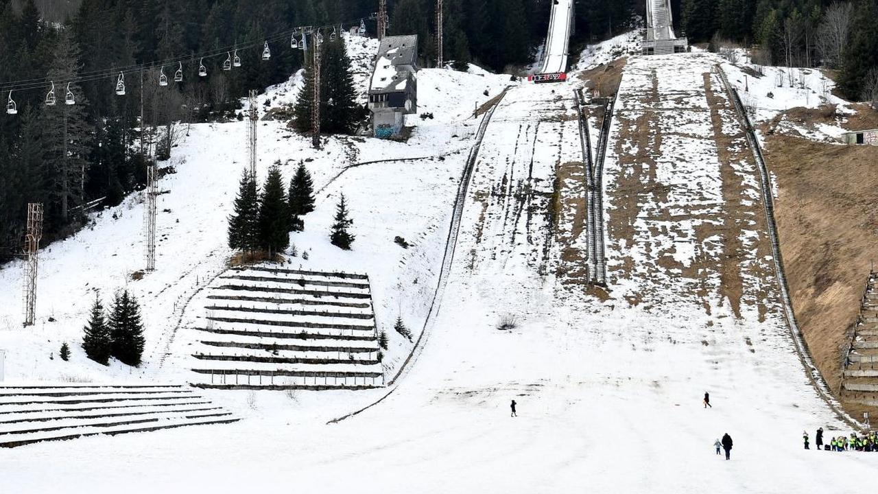 Beginilah kondisi arena lompat ski yang terbengkalai di Gunung Igman, dekat Sarajevo,&nbsp;Bosnia-Herzegovina, pada 7 Februari 2024, ketika kota tersebut tengah memperingati 40 tahun Olimpiade Musim Dingin 1984.&nbsp;ELVIS BARUKCIC/AFP<br>