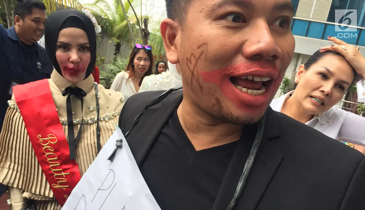 Ekspresi pasangan selebriti Angel Lelga dan Vicky Prasetyo saat mengikuti rangkaian acara 'Bridal Shower' di Jakarta, Kamis (25/1). (Liputan6.com/Immanuel Antonius)