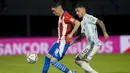 Paraguay memiliki peluang lewat Miguel Almiron (kiri) di babak kedua tepatnya di menit ke-52. Beruntung, kiper Argentina Emiliano Martinez masih mampu menutup ruang tembaknya. (AP/Jorge Saenz)