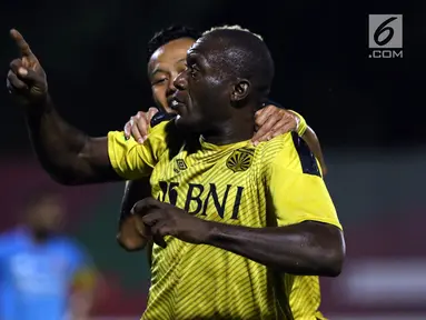 Pemain depan Bhayangkara FC, Herman Dzumafo Epandi berlari merayakan golnya ke gawang Perseru pada lanjutan Go-Jek Liga 1 Indonesia 2018 bersama Bukalapak di Stadion PTIK, Jakarta, Rabu (12/9). Bhayangkara FC unggul 1-0. (Liputan6.com/Helmi Fithriansyah)