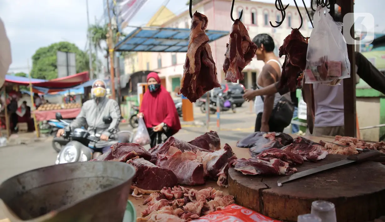 <p>Warga mencari daging di kawasan Ciledug, Tangerang, Minggu (1/5/2022). Daging sapi segar secara nasional tercatat naik Rp.10.777 per kilogram setara 7,72 persen menjadi Rp.139.600 per kilogram dan daging beku Rp. 106.100 per kilogram atau naik 4.43 persen.  (Liputan6.com/Angga Yuniar)</p>