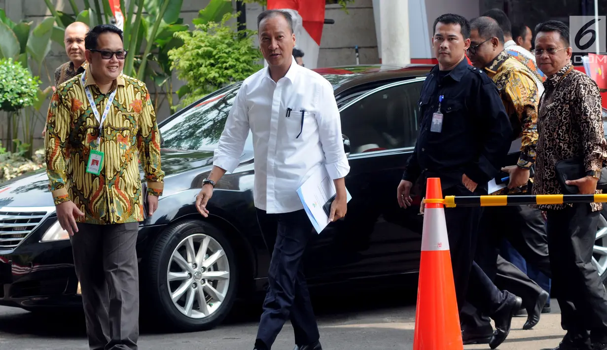 Menteri Sosial Agus Gumiwang Kartasasmita bersama para petinggi kementerian Sosial mendatanggi KPK di Jakarta, Jumat /97/9). Kedatangan Agus Gumiwang untuk menemui pimpinan KPK konsultasi dana angaran di Kementerian Sosial. (Merdeka.com/Dwi Narwoko)