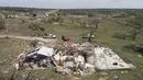 Sebuah rumah rusak setelah tornado melanda di FM 2843 dan Cedar Valley Road dekat Salado, Texas (13/4/2022). Sebagai bagian dari sistem badai memperkirakan akan menghasilkan lebih banyak angin puting beliung dan angin merusak pada Rabu (13/4). (Jay Janner/Austin American-Statesman via AP)