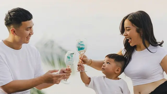 6 Gaya Bumil Nikita Willy yang Tetap Stunning saat Pamer Baby Bump Pakai Outfit Kasual