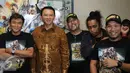  Gubernur DKI Jakarta Basuki T Purnama alias Ahok foto bersama dengan para pemain Comic 8 di Djakarta Theatre, Jakarta, Jumat (18/3). Film yang disutradarai Anggy Umbara ini meraih penghargaan Poster Film Terbaik. (Liputan6.com/Herman Zakharia)