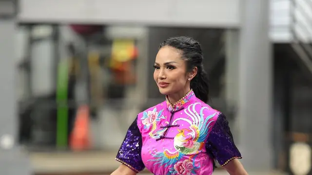 Potret Atletis Krisdayanti Latihan untuk Kompetisi Wushu di Usia 50 Tahun, Berbalut Busana Cerah Bernuansa Ungu