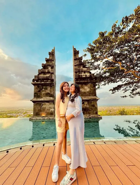 Tidak hanya bersama Tri Suaka, Nabila juga sempat menikmati staycation sekaligus babymoon bersama dengan keluarga. Kebersamaan dengan sang adik pun mencuri perhatian. Meski tak ikut terjun ke dunia tarik suara, Nadia kerap muncul dalam unggahan medsos dan kanal YouTube Nabila. (Liputan6.com/IG/@nadiaamaharaniii)