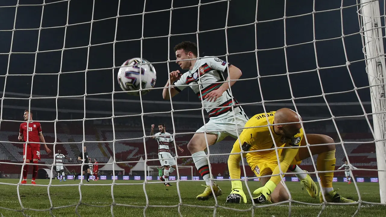 FOTO: Diogo Jota Cetak Brace, Portugal Ditahan Imbang Serbia 2-2  Diogo Jota; Marko Dmitrovic