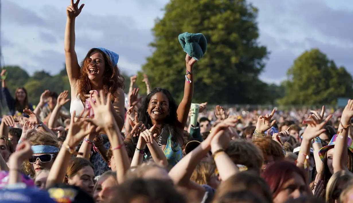 Penonton festival menyaksikan pertunjukan Declan McKenna di Obelisk Arena di festival Latitude di Henham Park, Southwold, Inggris, Jumat (23/7/2021) waktu setempat. (Jacob King/PAvia AP)