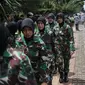 Korps Wanita Angkatan Darat (Kowad) bersiap berbaris di balik kawat berduri di depan Polda Metro Jaya, Senin (23/1). Polwan dan Kowad berhijab dikerahkan untuk mengamankan aksi massa FPI yang mengawal pemeriksaan Rizieq Shihab (Liputan6.com/Faizal Fanani)