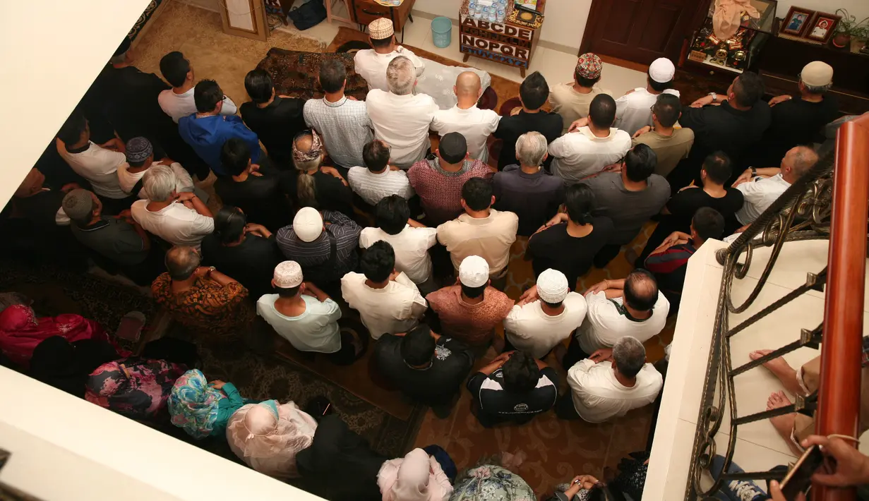 Sebelum dimakamkan, almarhum di salatkan terlebih dulu di kediamannya kawasan Kemang Timur Jakarta Selatan. (Nurwahyunan/Bintang.com)