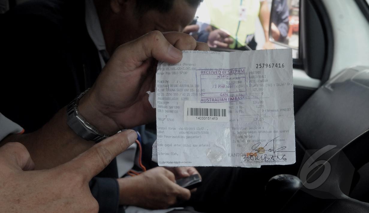 Petugas kantor Pos memperlihatkan tanda terima dua peti jenazah untuk Kedutaan Besar Australia yang dikirim oleh Bambang Saptono asal Solo, Jakarta, Senin (9/3/2015). Kedubes Australia menolak kiriman dua peti mati tersebut. (Liputan6.com/Andrian M Tunay)