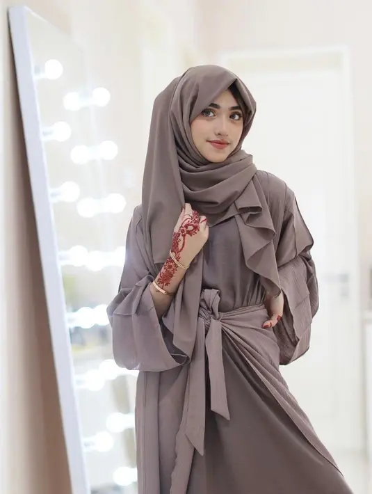 Abaya kaftan berbahan chiffon dengan detail ikatan di pinggang ini akan membuatmu tampil menawan. (instagram/shireeenz)