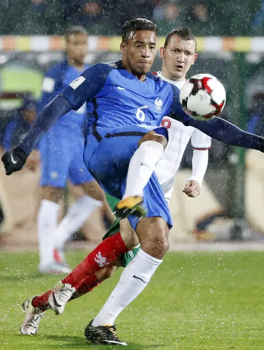 Gelandang Prancis, Corentin Tolisso, berebut bola dengan striker Bulgaria, Spas Delev, pada laga kualifikasi Piala Dunia 2018 di Stadion Vassil Levski, Sabtu (7/10/2017). Prancis menang 1-0 atas Bulgaria. (AP/Stringer)
