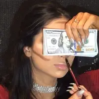 Makeup dengan bantuan uang kertas. (via: Instagram/sadiaslayy)