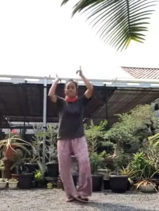 Tanpa riasan wajah, Soimah asyik menata pohon-pohon yang ditanam dalam pot. Setelah itu, ia memperlihatkan goyangnya yang luwes. (Foto: Instagram/@showimah)
