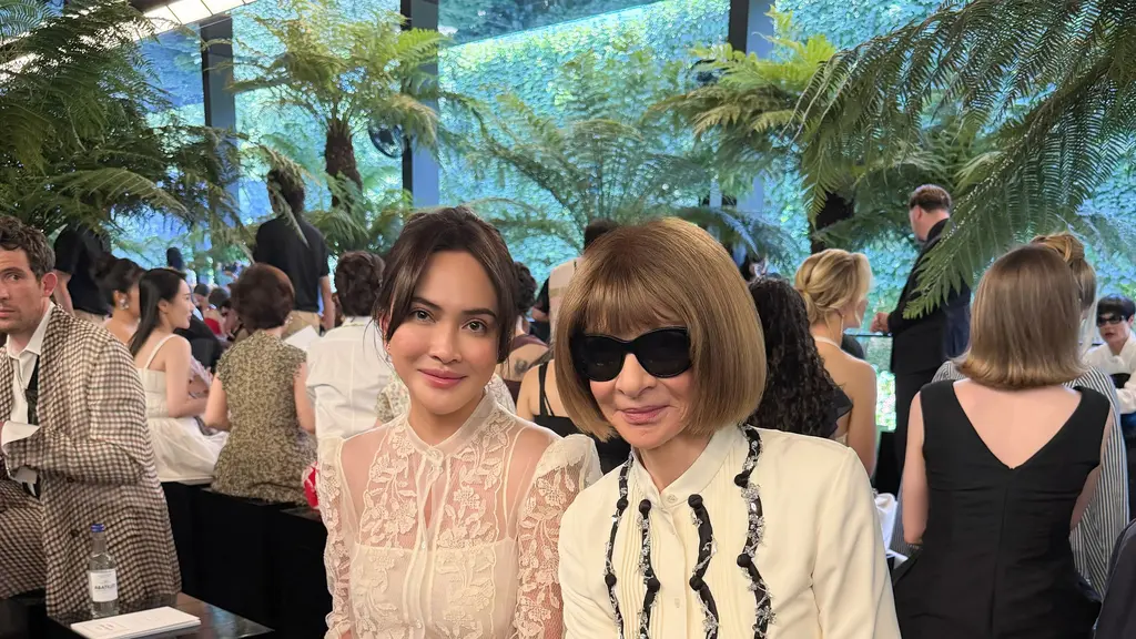 Shandy Aulia hadir di Dior Haute Couture Autumn/Winter 2026/2027 di Paris. Ia tampil bergaya vintage dengan Dior Babe Bag dan sandal bow baby pink. (@shandyaulia)