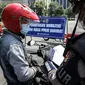 Polisi memeriksa surat-surat pengendara motor saat penyekatan PPKM Darurat di kawasan Ratu Plaza, Jakarta, Sabtu (17/7/2021). Menko PMK Muhadjir Effendy menerangkan perpanjangan PPKM Darurat untuk menekan penularan COVID-19 sudah diputuskan Presiden RI Joko Widodo. (Liputan6.com/Faizal Fanani)