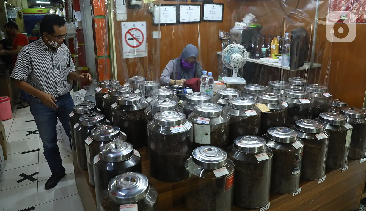 Aktivitas pedagang di Pasar Santa, Jakarta, Selasa (23/6/2020). Plastik pembatas antara pedagang dan pembeli dipasang di kios pasar santa diterapkan dari protokol kesehatan pencegahan COVID-19. (Liputan6.com/Herman Zakharia)