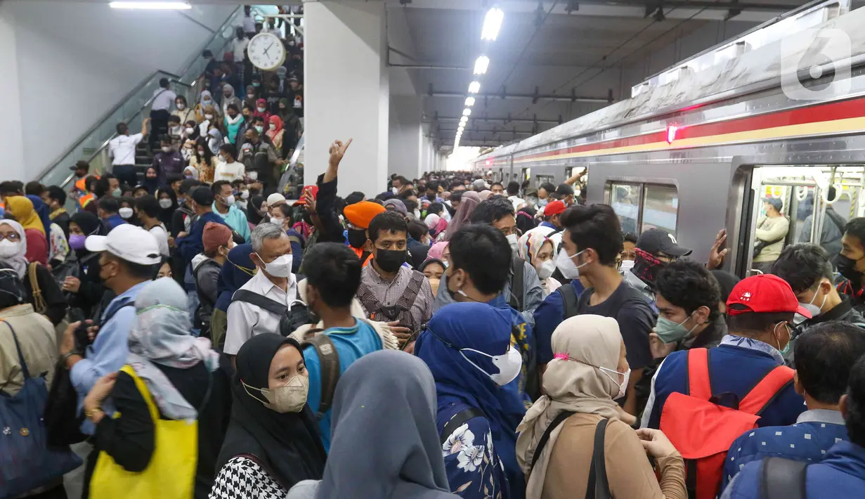 Sejumlah penumpang berpindah tujuan kereta saat penerapan switch over (SO) ke-5 di Stasiun Manggarai, Jakarta, Senin (30/5/2022). Penerapan switch over (SO) atau peralihan sistem persinyalan ke-5 itu membuat terjadinya penumpukan penumpang di peron kereta karena terdapat perubahan rute perjalanan KRL. (Liputan6.com/Herman Zakharia)