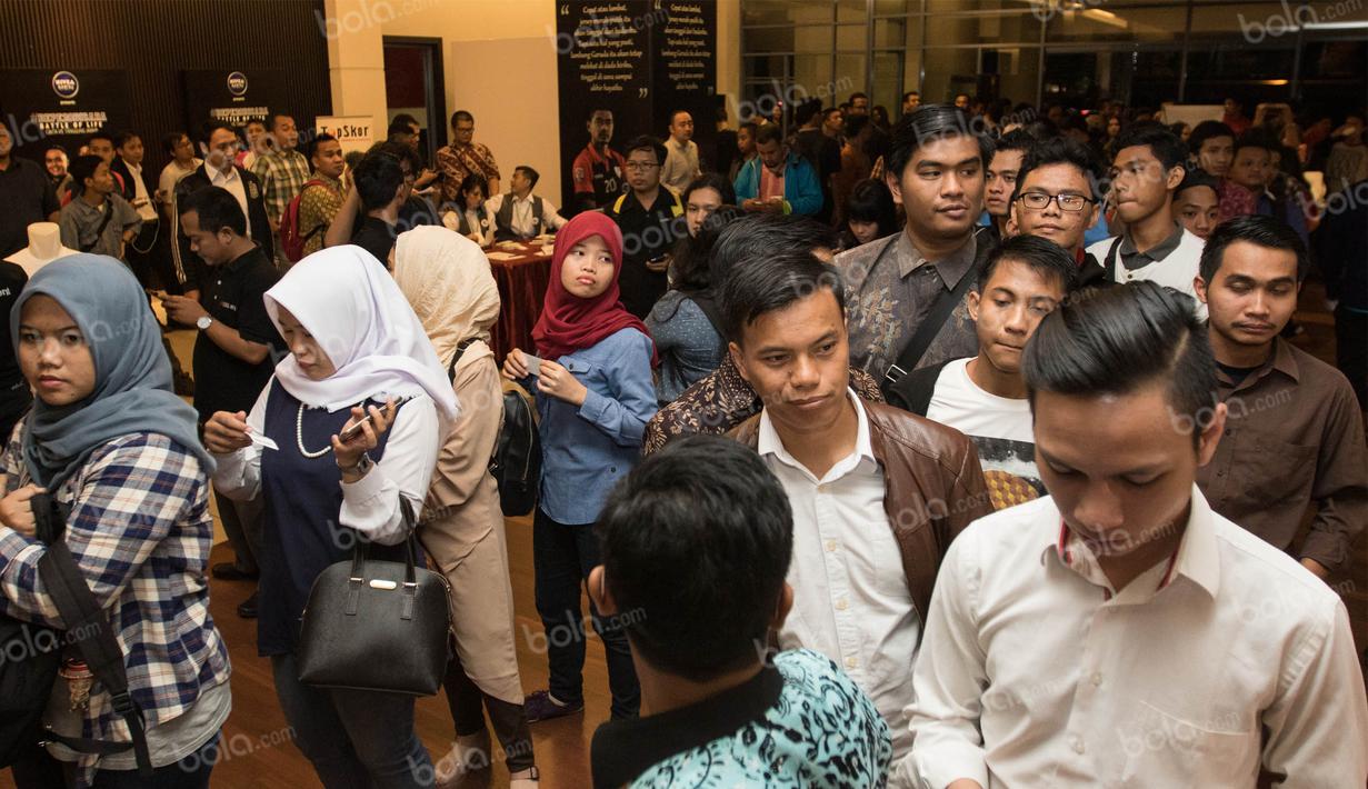Para calon penonton antri untuk menyaksikan aksi bintang Persija Jakarta, Bambang Pamungkas, yang akan menjadi seoerang motivator. (Bola.com/Vitalis Yogi Trisna)
