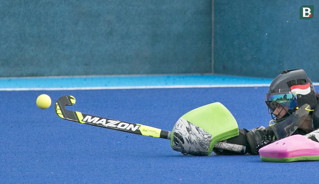 Kiper Indonesia, Irianti Ratnanningsih, mencoba menghalau bola saat melawan Thailand pada laga Asian Games di Lapangan Hoki, GBK, Jakarta, Sabtu (25/8/2018). Indonesia kalah 0-2 dari Thailand. (Bola.com/Peksi Cahyo)