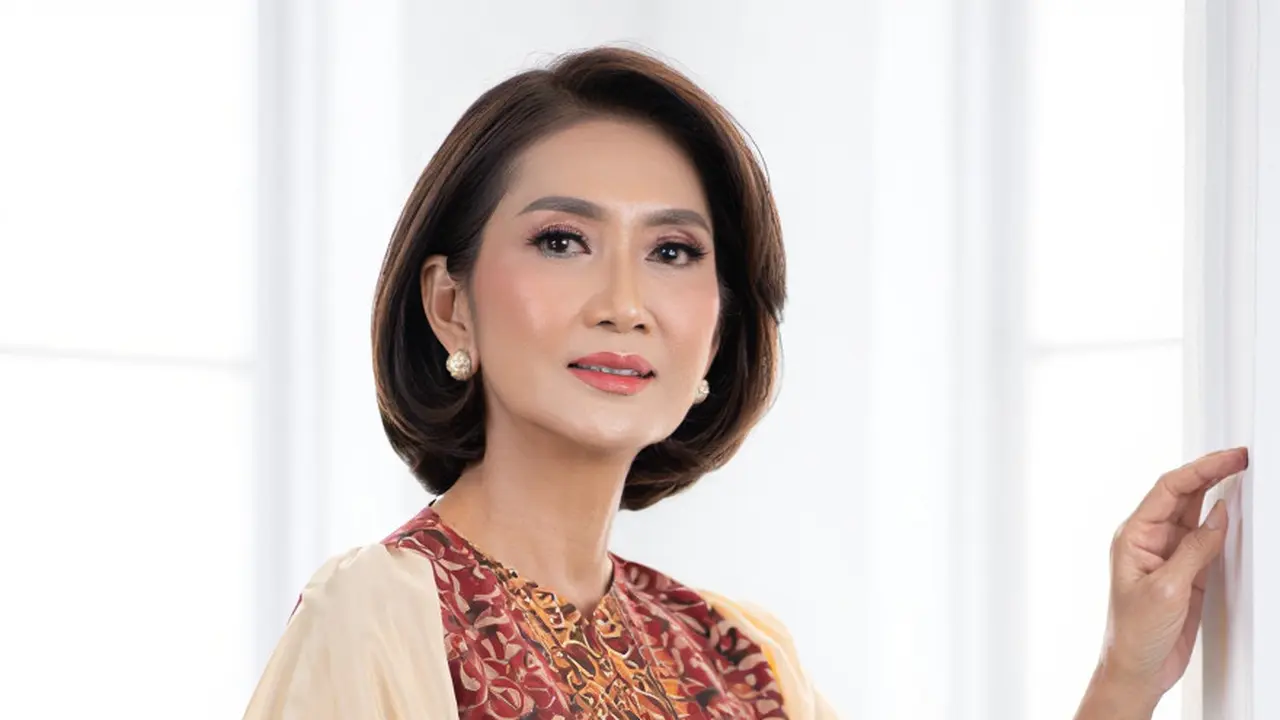 Model Tunik Batik Kombinasi Kain Polos untuk Usia 40-an
