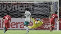 Aditya Arya Nugraha harus menggantikan posisi Cahya Supriadi dibawah mistar gawang Timnas Indonesia U-20 usai insiden yang terjadi pada menit ke-59, ketika bersua Hong Kong pada laga kedua Grup F Kualifikasi Piala Asia U-20 2023. (Bola.com/Ikhwan Yanuar)