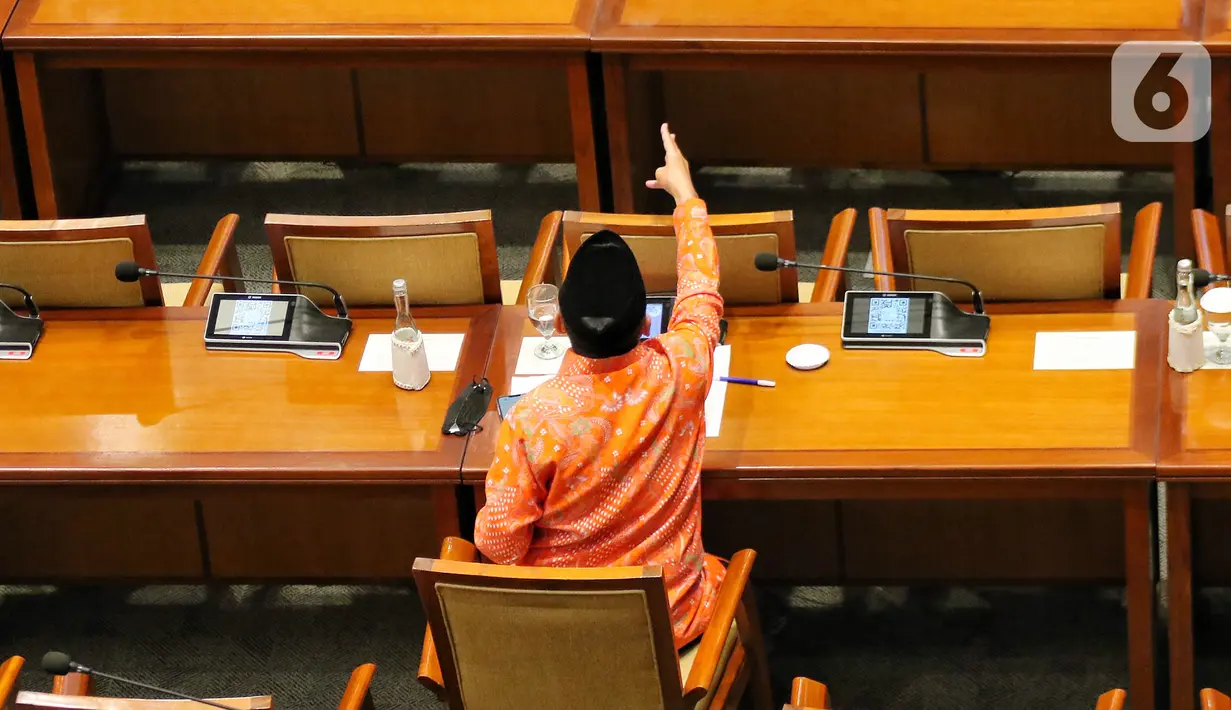 Anggota Komisi VIII DPR RI Fraksi PKS Iskan Qolba Lubis bereaksi saat rapat paripurna pengesahan Rancangan Undang-Undang Kitab Undang-Undang Hukum Pidana (RUU KUHP) menjadi Undang-Undang di Jakarta, Selasa (6/12/2022). Iskan Qolba Lubis mengaku tak setuju dengan dua pasal yang dianggap masih karet. (Liputan6.com/Angga Yuniar)