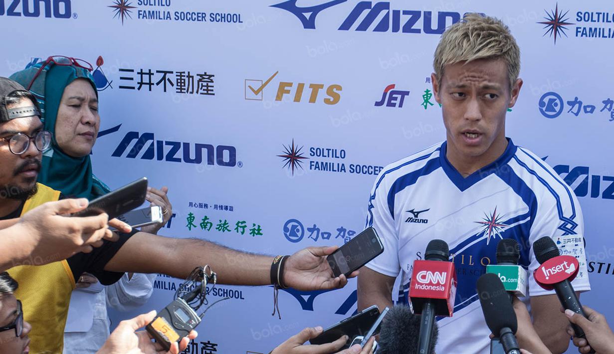 Pada penghujung acara Keisuke Honda diwawancara oleh sejumlah wartawan yang umumnya menanyakan seputar rencana kariernya di AC Milan musim depan. (Bola.com/Vitalis Yogi Trisna)