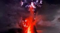 Penampakan Dahsyat Gunung Ruang Meletus Disambar Petir (Sumber: Infomitigasi)