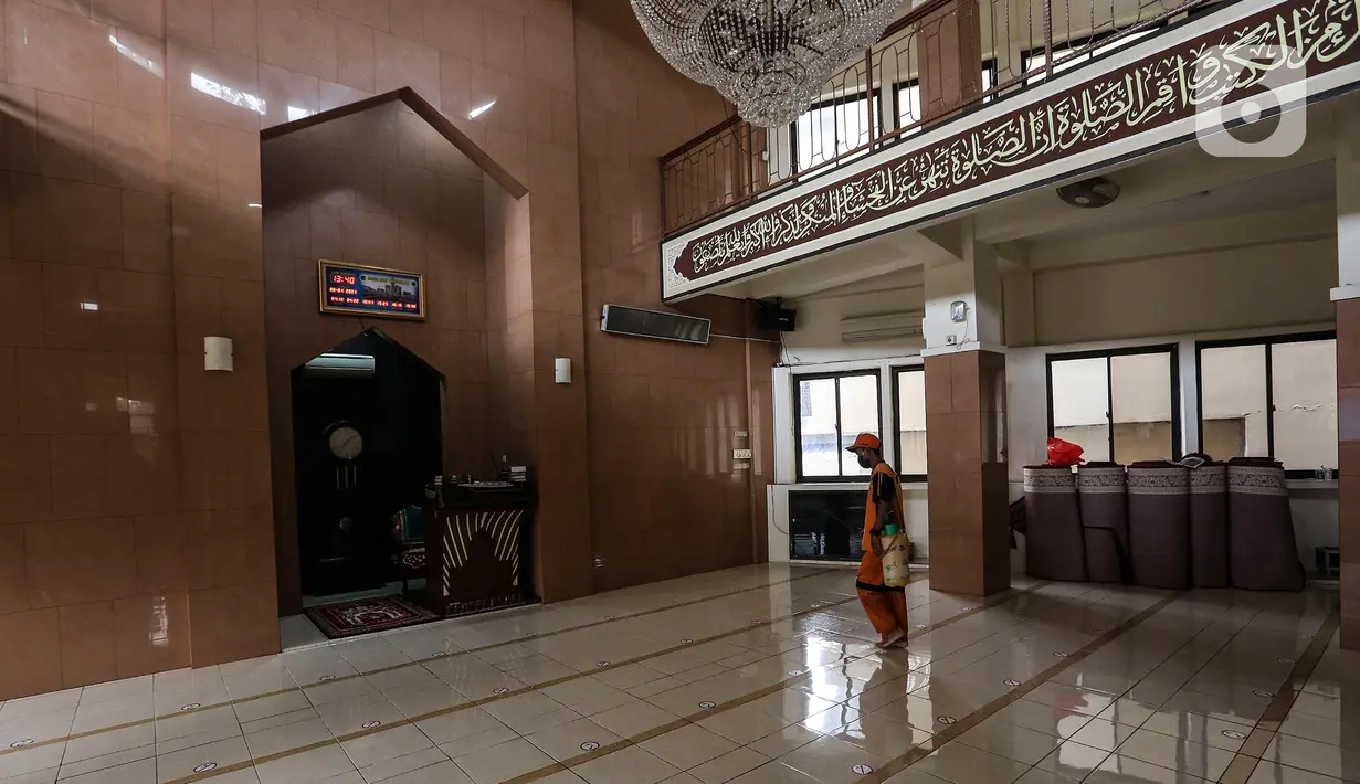 Petugas dari Kelurahan Keagungan menyemprotkan cairan disinfektan di Masjid Jami Baitussalam, Jakarta Barat, Jumat (8/1/2020). Penyemprotan disinfektan di setiap sudut masjid yang sering digunakan oleh jemaah tersebut untuk mencegah penyebaran virus Corona COVID-19. (Liputan6.com/Johan Tallo)