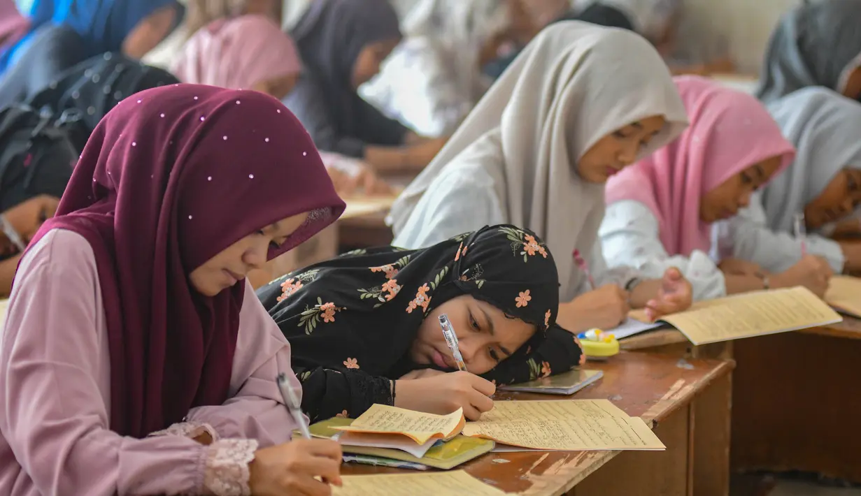 Mengoptimalkan momentum Ramadan, para santri dan santriwati memperdalam ilmu agama, membangun kedisiplinan, dan memperkuat karakter melalui pola belajar yang padat di lingkungan masjid, kelas, dan asrama. Tampak dalam foto, para santriwati saat mengikuti kegiatan belajar mengajar kajian kitab kuning Ayyuhal Walad di Pondok Pesantren (Ponpes) Sirajussa’ Adah di Limo, Depok, Jawa Barat, Kamis (26/2/2026). (merdeka.com/Arie Basuki)