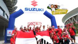 Sejumlah suporter Indonesia foto bersama saat berada di Philippine Sports Stadium, Filipina, Sabtu (19/11/2016). Para suporter akan menyaksikan laga Piala AFF 2016 antara Indonesia melawan Thailand. (Bola.com/Nicklas Hanoatubun)