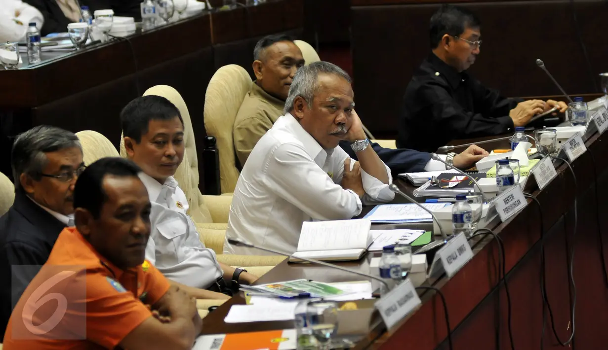 Komisi V DPR RI menggelar rapat kerja dengan Menteri Perhubungan, Menteri Pekerjaan Umum dan Perumahan Rakyat, Menteri PDTT, BMKG, Basarnas, BPLS, BPWS untuk membahas rencana anggaran tahun 2016, Jakarta, Selasa (29/9/2015). (Liputan6.com/Johan Tallo)