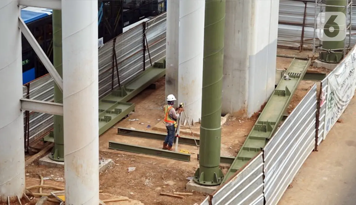 Pekerja menyelesaikan pembangunan proyek jembatan layang atau skybridge untuk integrasi antara Stasiun MRT ASEAN dengan Halte TransJakarta CSW di Jakarta, Sabtu (4/7/2020). Skybridge itu rencananya dibangun lima lantai dan ditargetkan rampung pada akhir 2020. (Liputan6.com/Immanuel Antonius)