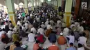 Sejumlah Jamaah membaca Alquran di Masjid Kauman Semarang, Senin (29/5). Selama Ramadan di Masjid diselenggarakan pengajian Al qur'an 30 juz yang dipimpin oleh imam besar KH Muhammad Naqib Nur. (Liputan6.com/Gholib)