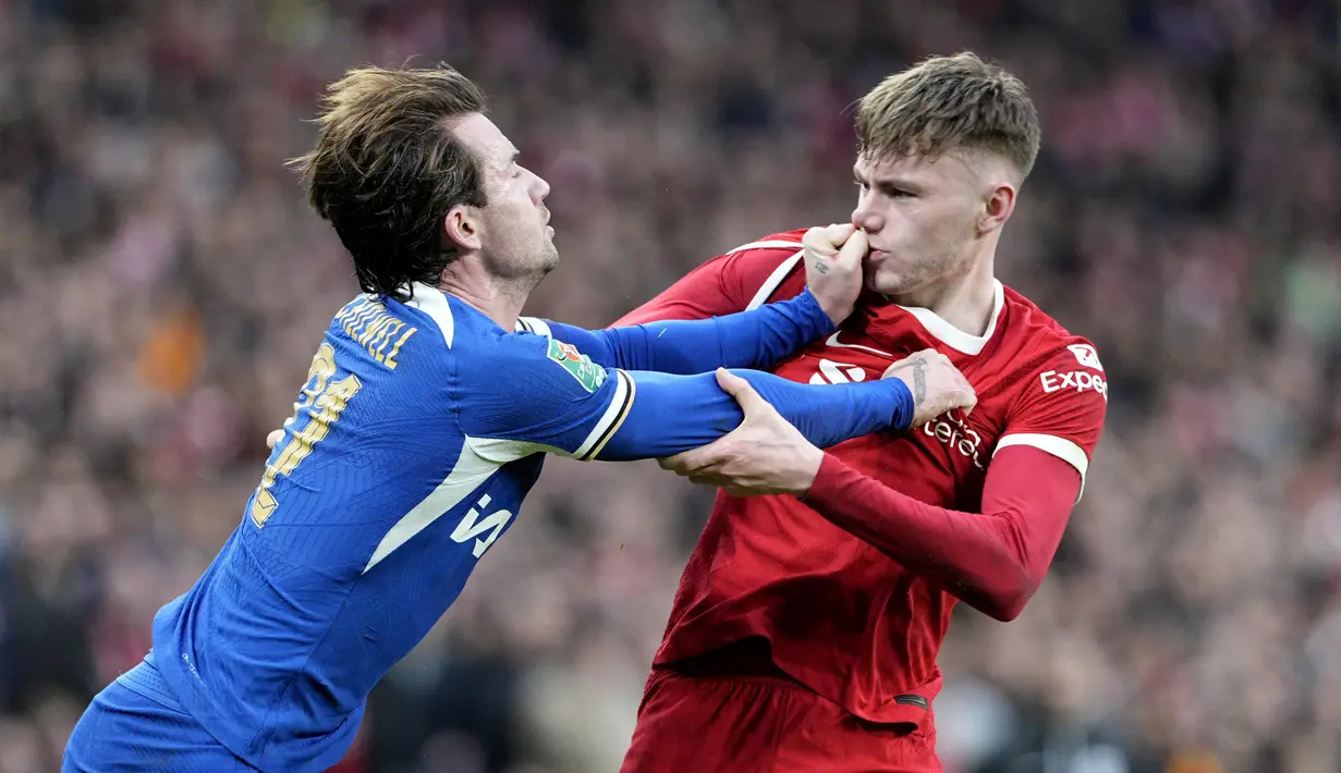 Pemain Chelsea, Ben Chilwell, bersitegang dengan pemain Liverpool, Conor Bradley, pada laga final Carabao Cup 2023/2024 di Stadion Wembley, Minggu (25/2/2024). (AP Photo/Alastair Grant)
